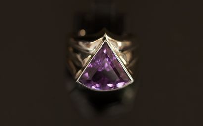 925/°° silver ring set with a triangular...