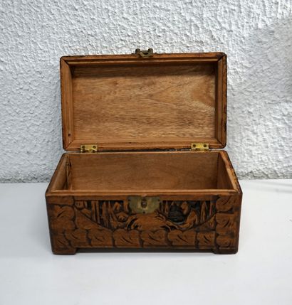 Natural wood box with Asian motifs. 13.5x24.5x14cm....