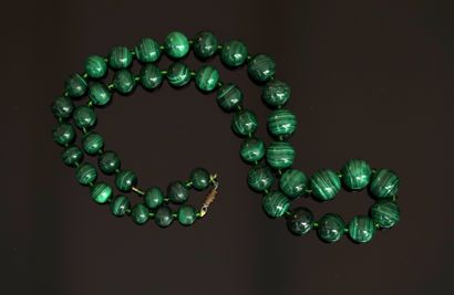 COLLIER en chute de boules de malachite intercalées...
