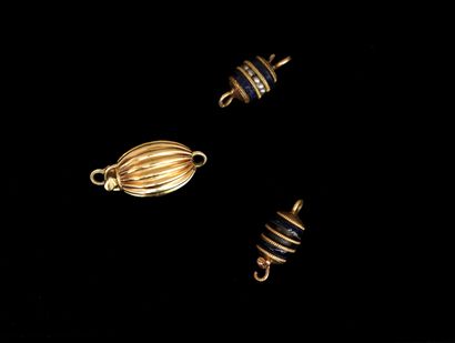 18k (750/°°) gold ENSEMBLE comprising 2 antique...