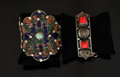 ENSEMBLE en métal argenté comprenant 2 BRACELETS...