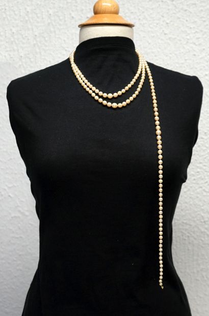 NECKLACE with 3 strands of almost round cultured...