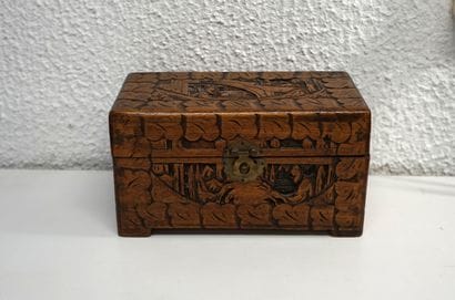 Natural wood box with Asian motifs. 13.5x24.5x14cm....