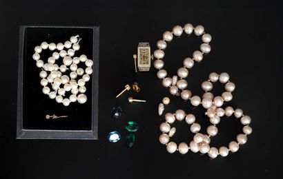 ENSEMBLE comprenant 1 petit lot de perles...