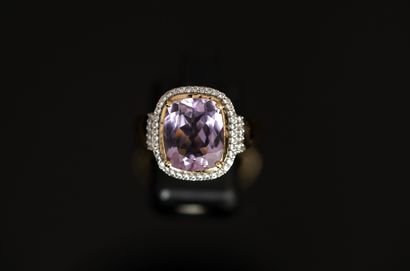 925/°° Sterling silver ring centered on a...