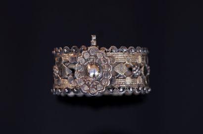 BRACELET MANCHETTE ouvrant en métal doré...