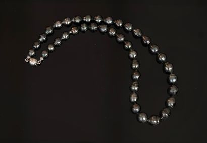 COLLIER de perles gouttes cerclées de Tahiti...