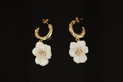 FANTAISIE - PAIR OF GOLDEN METAL EAR PENDANTS...