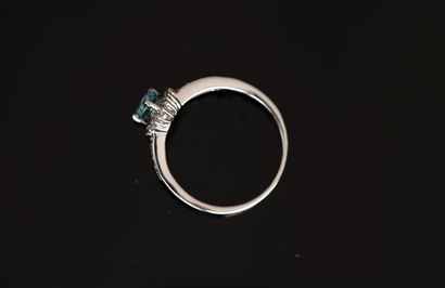 925/°° silver ring centered with a sky-blue...