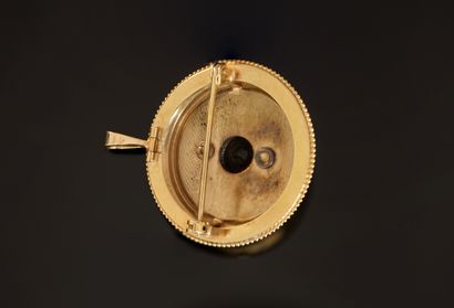 18K (750/°°) yellow gold BROCHURE PENDANT,...