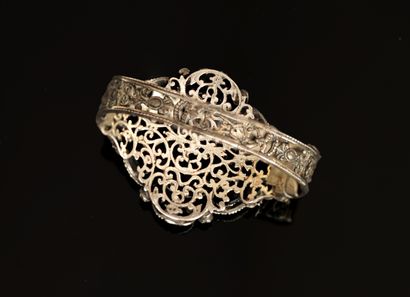 BRACELET rigide ouvrant ajouré en argent...