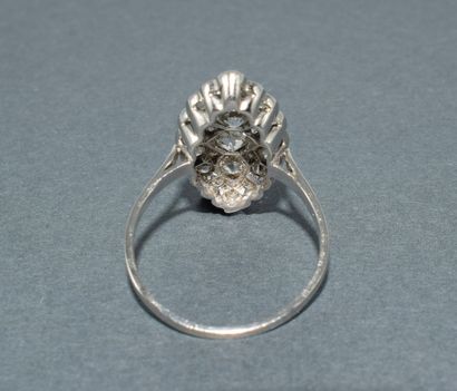 18K (750/°°) white gold marquise ring with...