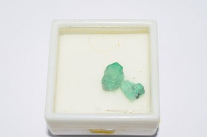 set of 2 rough emeralds in box. Weight: 4cts...