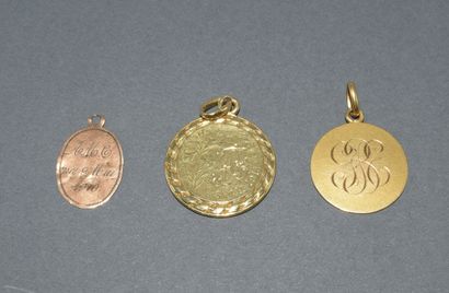 SET OF 3 PENDANTS in 18K (750/°°) yellow...