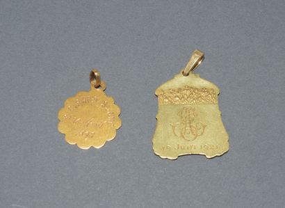 SET OF 2 MEDALS in 18K (750/°°) yellow gold...