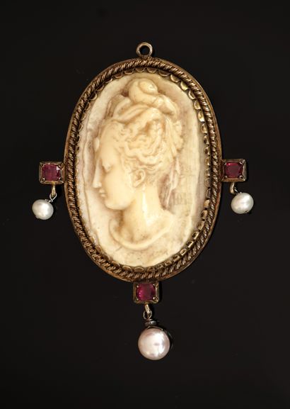 IMPORTANT CAMEE PENDANT presenting a left...