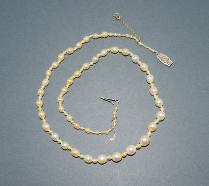 COLLIER composé de 105 perles dont 102 fines,...