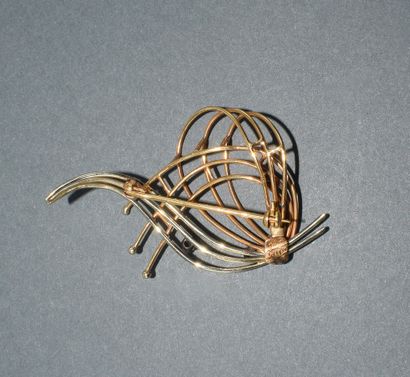 BROCHE gerbe en or jaune et blanc 18k (750/°°)...