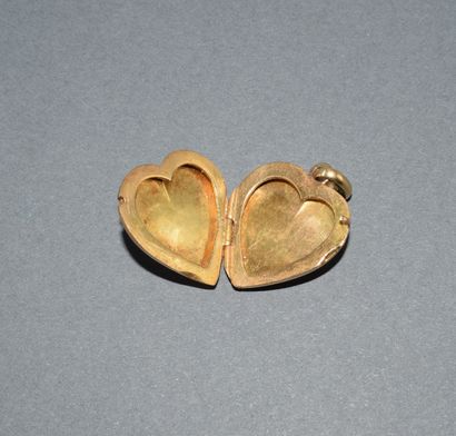PENDENTIF CASSOLETTE en or jaune 18K (750/°°)...