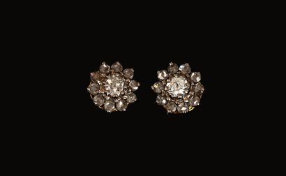 PAIRE DE CLOUS d'oreilles en or jaune et...