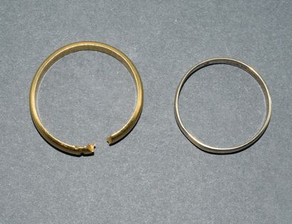 LOT de 2 alliances en or 18K (750/°°) poinçon...