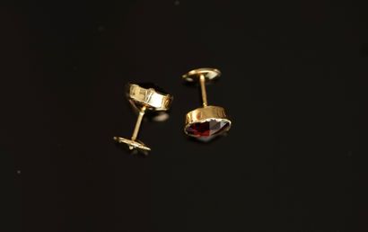 PAIRE DE CLOUS D'OREILLES en or jaune 18k...