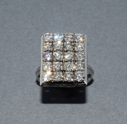 RING in 18k (750/°°) white gold with eagle's...