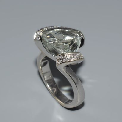 BAGUE en or blanc 18K (750/°°) poinçon tête...