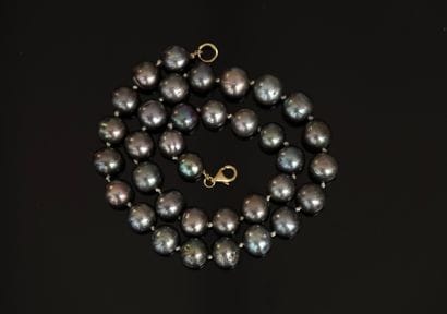 COLLAR choker of 35 gray cultured pearls,...