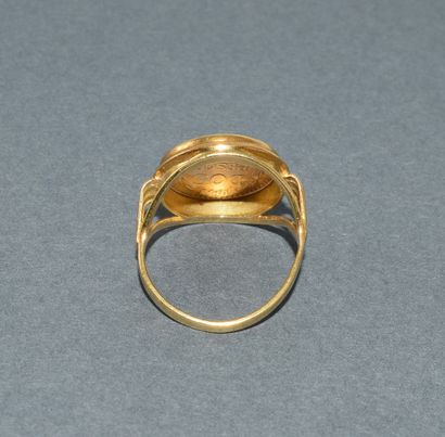 BAGUE PIECE à monture en or jaune 18K (750/°°)...