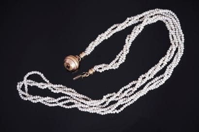 DELICAT ENSEMBLE comprenant 1 PENDENTIF ovale...