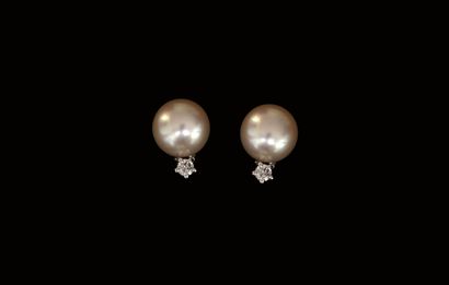 PAIR OF 18k (750/°°) white gold earrings...