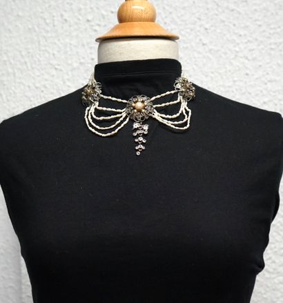 COLLIER DRAPERIE à 5 rangs de perles irrégulières...