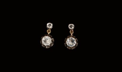 PAIRE DE DORMEUSES en or 18k (750/°°) et...