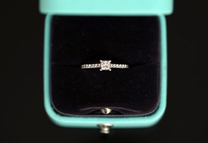 TIFFANY & CO - Engagement ring in platinum,...