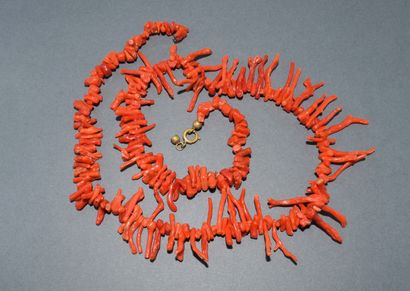 NECKLACE of falling branch coral beads, metal...
