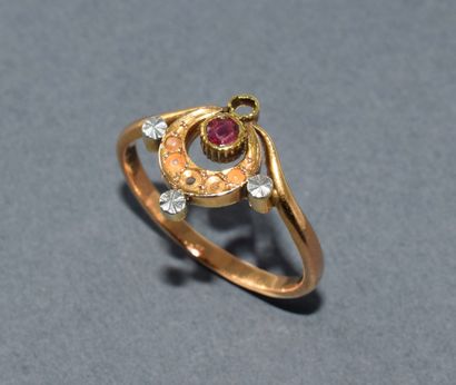 CHARMING ART NOUVEAU ring in 18K (750/°°)...