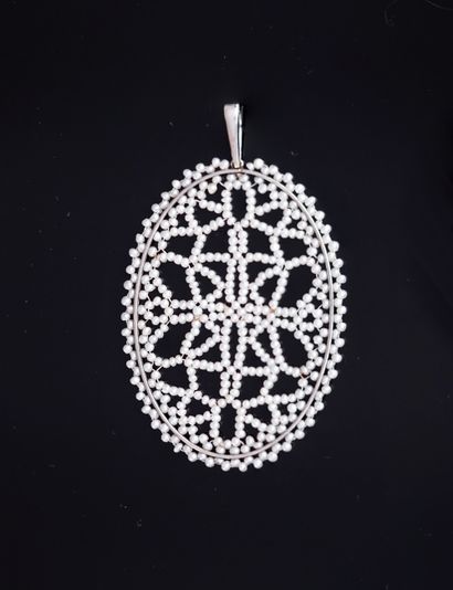 DELICAT ENSEMBLE comprenant 1 PENDENTIF ovale...