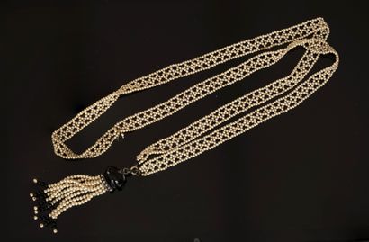 DELICAT ENSEMBLE comprenant 1 PENDENTIF ovale...