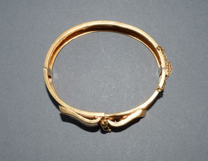 BRACELET JONC RUBAN en or jaune 18K (750/°°)...