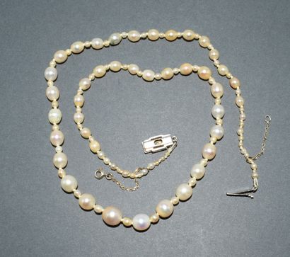 COLLIER composé de 105 perles dont 102 fines,...