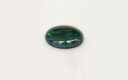 OPALE cabochon ovale sur papier (12.10cts)....