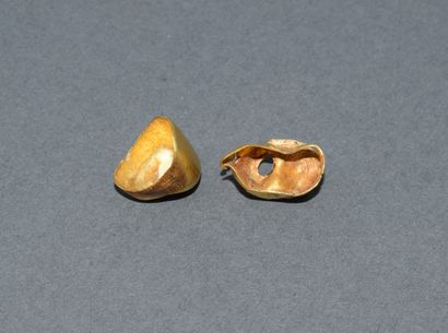 LOT OF 2 gold dental crowns. PB: 1.35g.