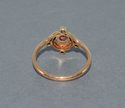CHARMING ART NOUVEAU ring in 18K (750/°°)...