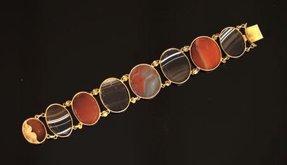 BRACELET en métal doré, chaque maillon agrémenté...