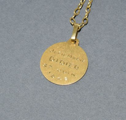 CHAIN AND MEDAL in 18K (750°°) yellow gold...