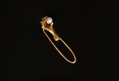 BROCHE en or jaune 18K (750/°°) poinçon tête...