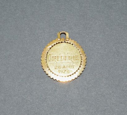 PENDENTIF MEDAILLE en or jaune 18k (750/°°),...