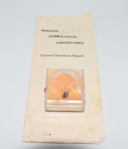 set of 2 rough emeralds in box. Weight: 4cts...