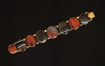 BRACELET en métal doré, chaque maillon agrémenté...